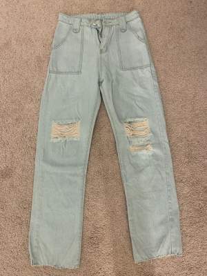 Fina jeans med unika fickor, dock är dom avklippa längst ner för att passa (se bild). Vid frågor kontakta mig. 