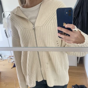 Zadig Voltaire cardigan - Säljer min jättesnygga zip-up cardigan från Zadig Voltaire som inte säljs längre. Nypris ca 3900kr.  Storleken är S men hade definitivt passat upp till L. Den sitter även snyggt oversize på mig (XS). ❤️❤️