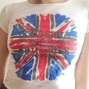 Vintage topp med tryck 🇬🇧 - Inköpt mellan år 2000-2010. Cool croppad t-shirt med texten "good girls go to heaven bad girls go to london" ✌️🇬🇧 Fint skick. Svarar på alla frågor.