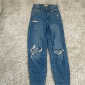 Mom jeans - Säljer dessa fina byxor pågrund av att de inte kommer till användning  länge men har använt de två gångar tidigare 🩷