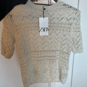 Zara stickad t-shirt - Säljer nu min helt nya stickade t-shirt från zara då den ej kommer till användning!! Den är i storlek M och aldrig använd💕💕