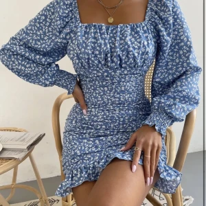 Sommarklänning  - Säljer denna fina sommarklänning , fast ROSA! Jätte fint , alldrig använd! 