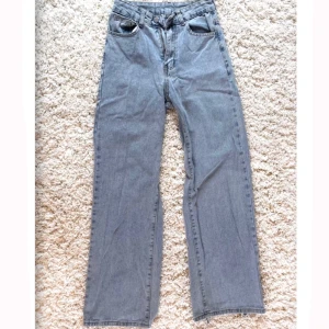 Blåa jeans!  - Säljer dessa blåa super fina jeansen! Rätt slitna därför de låga priset! Frakt tillkommer 40kr spårbar❗️ Storlek = XS