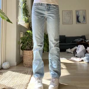 Blåa jeans! - Säljer ett par blåa jeans, kommer från lager 157. Nypris 400kr. Använt 1-2 gånger, tvättar innan jag postar. 