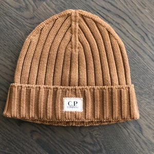  CP COMPANY mössa - En Cp company mössa som aldrig har används. Nypris 1200 mitt 350! 