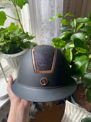 Ridhjälm - Använd några gånger men köpt ny! Köpte den för 1300kr Aldrig slagit i den i något✨