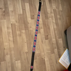 Nitbälte - Nitbälte med Storbritanniens flagga. 114cm långt. 