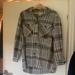 Only vårjacka - En tunn vår jacka/kappa i mycket fint skick. Använd en del under förra våren men har hängt i garderoben sen dess. Inga fläckar eller defekter. Jackan är en storlek 34 men skulle själv säga att det är en 38 då den är stor i storlek. Nypris 600kr