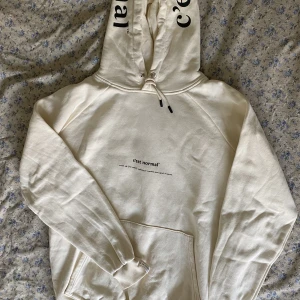 Cream Hoodie C’est Normal - Superfin och mjukt hoodie i krämfärg. Från Jon & Janni Delers märke C’est Normal, tröjan är av äldre modell. Strl M, är oversize. Använd ett par gånger.