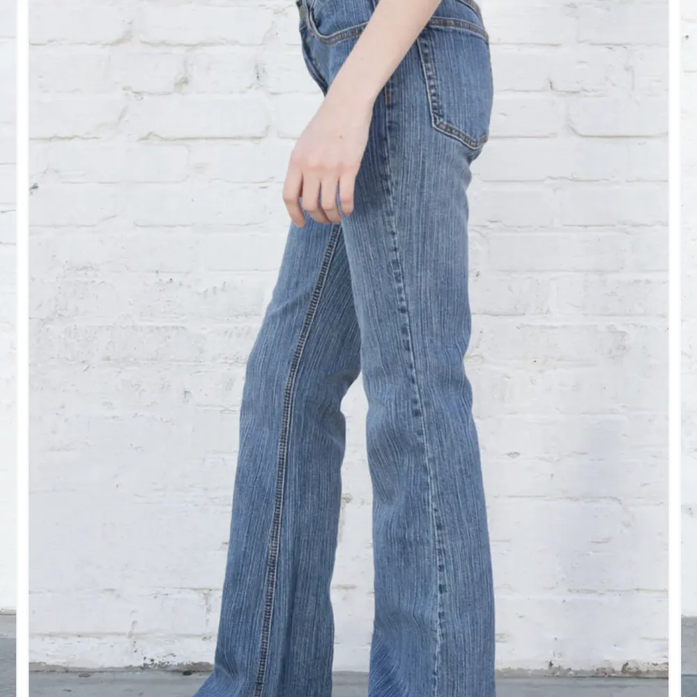 Säljer dessa snygga jeans som är helt oanvända(endast provade). De är väldigt lågmidjade och passar bra i längden på mig som är 170. Jeansen är i one size men passar perfekt från s/m. . Jeans & Byxor.