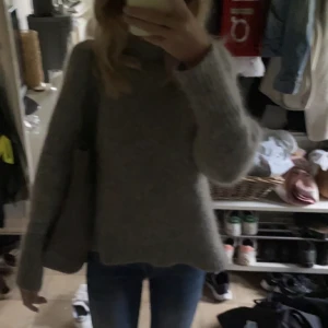 Storlek xs - Jätte fin stickad tröja från hm i Mohair. Köpt på plick och men använd ett fåtal gånger💓