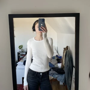 Långärmad tröja - Långärmad ribbad tröja! Lite nopprig annars i bra skick🫶