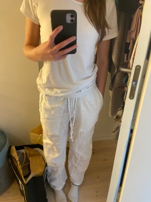 Linnebyxor - Säjer dessa linnebyxor från Chelsea. Byxorna är i Xxs men skulle mer säga att dem är runt S