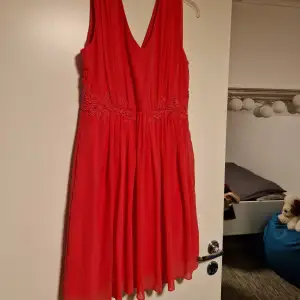 Röd kort klänning från vila. Använd en gång. StrlS/M