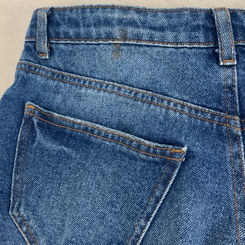 Superfina mörkblå jeansshorts med bra kvalitet i stl xs. Är för små för mig. Tyvärr är det en liten liten fläck där bak men det är något man knappt ens märker. 🤍. Shorts.