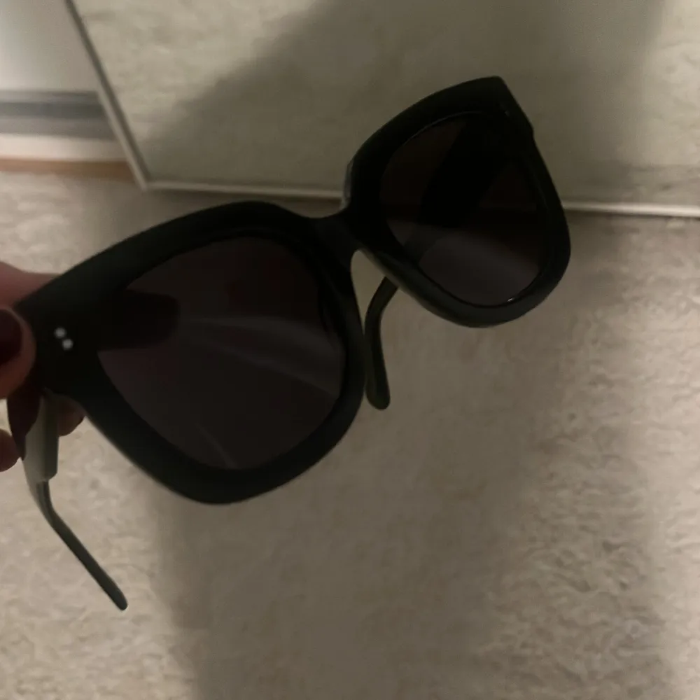 Säljer dessa superfina svarta chimi solglasögonen i modellen 08. De är i bra skick utan repor och jättebra till sommaren. Säljer endast för att jag vill köpa en ny färg! . Accessoarer.