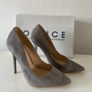 Pumps 37 - Pumps strl 37 Office London. Använda endast 1 gång. Tyvärr så kommer den inte längre till användning för mig och hoppas att den får en ny ägare. Kommer ifrån ett rök och djurfritt hem! Se mina övriga aktioner! ❤️