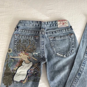 True religion jeans - Lånade bilder köpta på vinted men var tyvärr för små för mig  Dem är stl 26, kom priv för fler bilder 🌟🫶