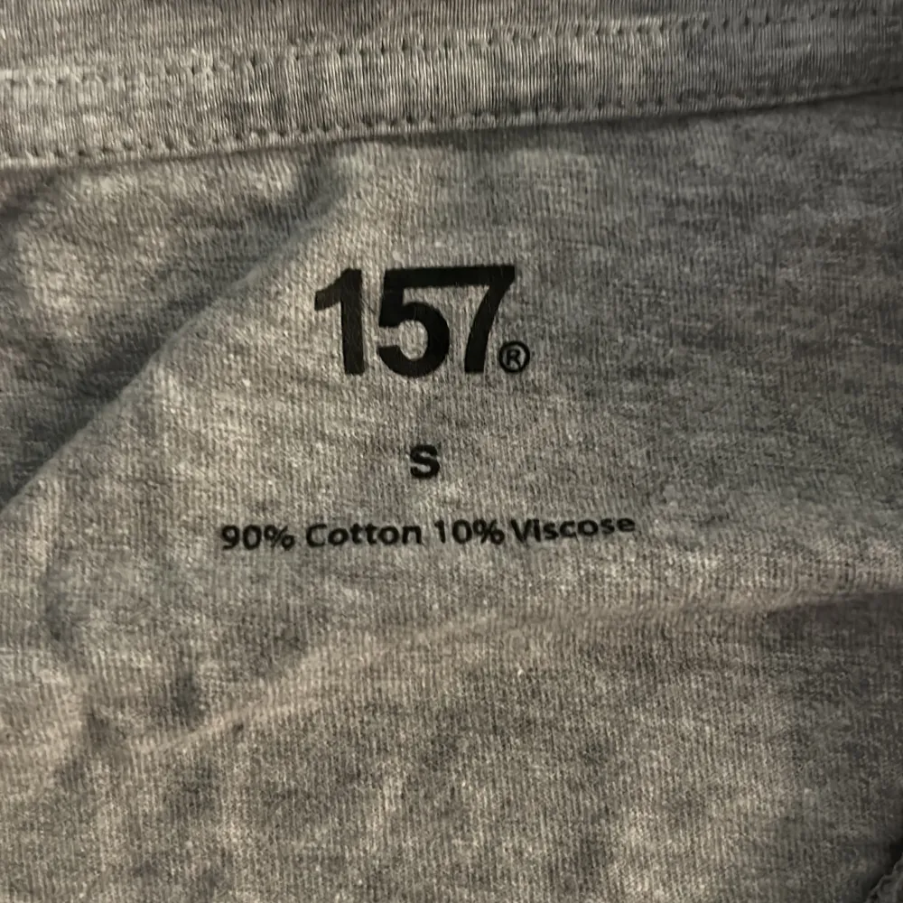 En grå t-shirt, mycket bra skick från lager 157  Är en S men passar även M. T-shirts.