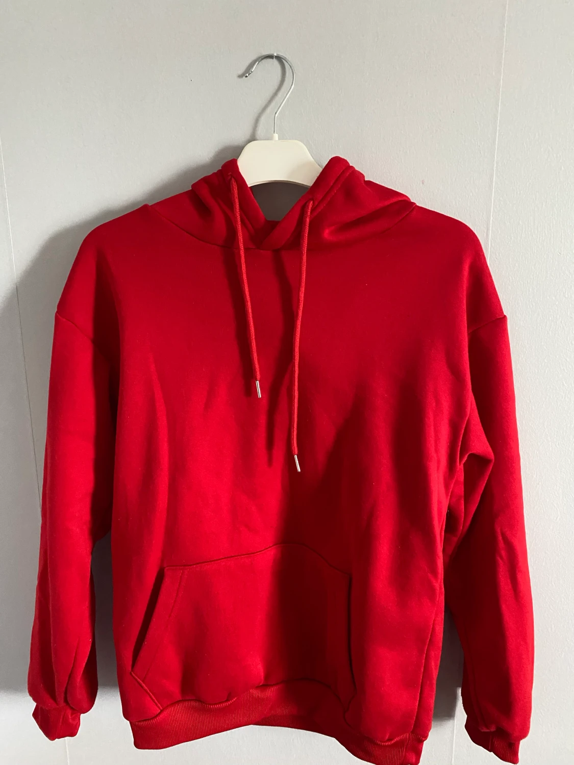 Röd hoodie