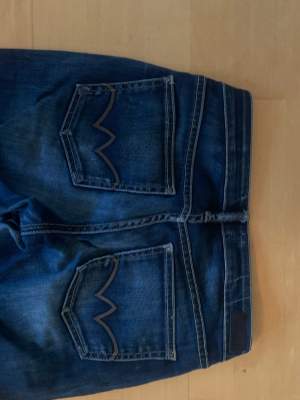 Säljer dessa lowaist, straight blåa jeans eftersom dom är för små, dom är igentligen 32 i löngd men har lagt upp dom (vilket går att ta bort men då blir det en liten rand på dom) så att dom är ungefär 30 passar mig som är 166 lång. Skriv vid fler frågor💕