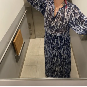 Långklänning 💙 - Långklänning från HM! Super fin! Aldrig använd tyvärr 💙lappen hänger ännu kvar! 