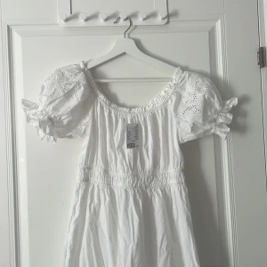 Vit klänning  - En helt ny vit lång sommar klänning med fina detaljer 