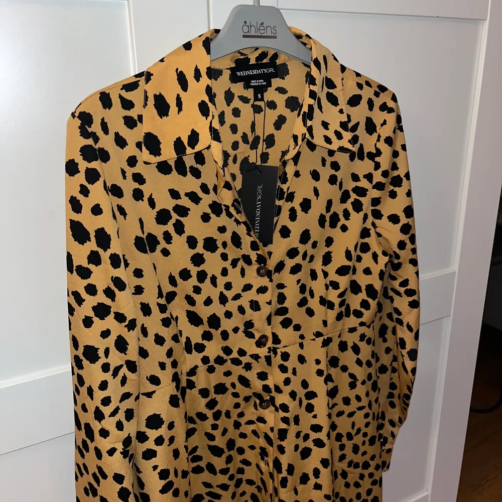 Helt oanvänd klänning med leopard tryck.. Klänningar.