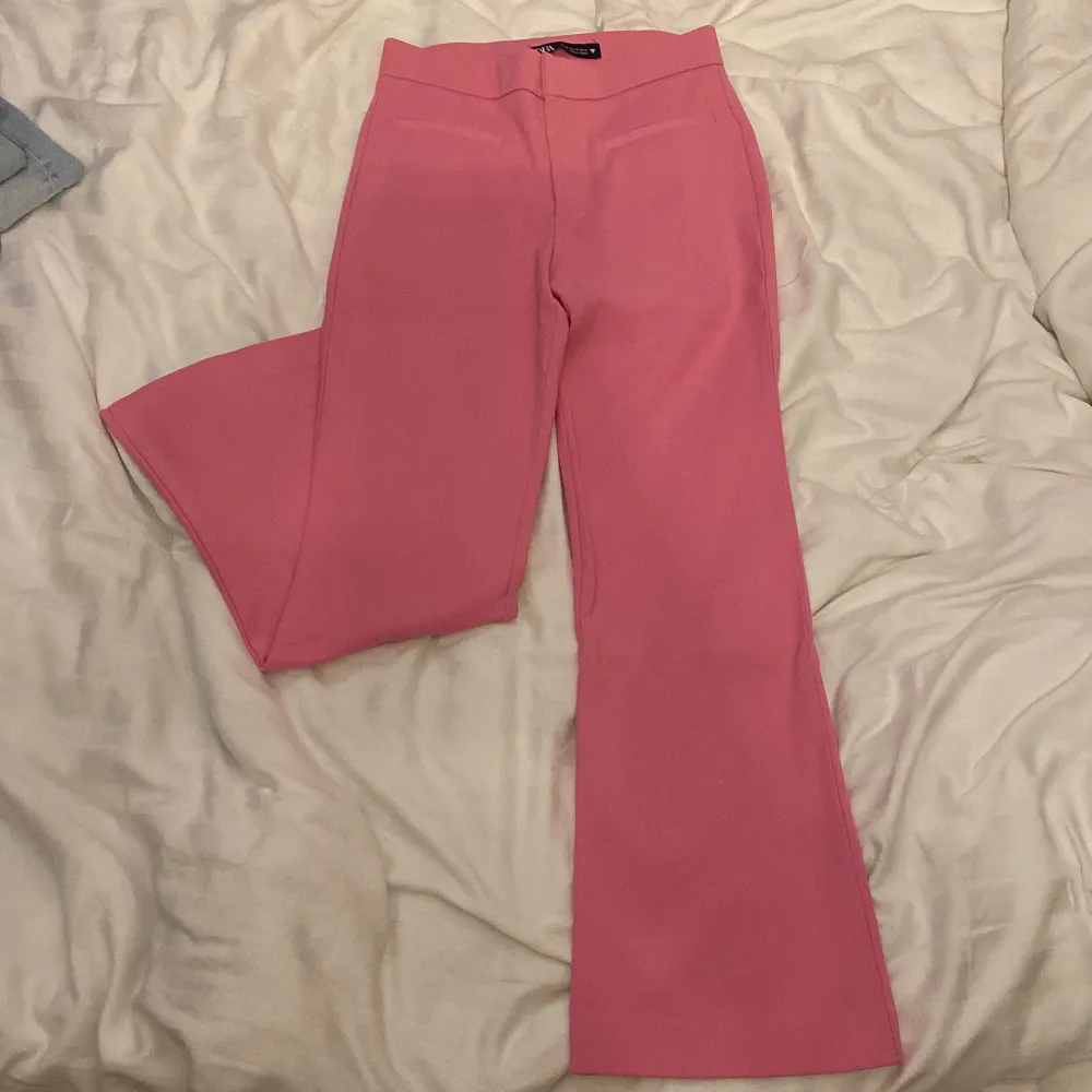 Jätte fina rosa kostymbyxor från zara, endast testade. Jeans & Byxor.