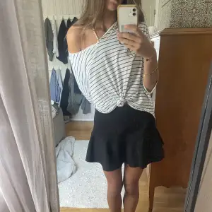 Perfekt kjol att ha med stora tröjor till skolan eller små toppar till fest🤪 går att göra mindre