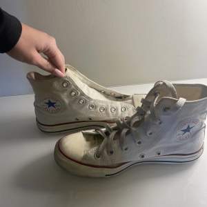 Säljer mina vita converse skor, som ni ser är dem ganska använda och saknar även ett snörre vilket är anledning till priset! Storlek 37.5💞