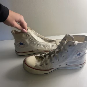Vita converse skor - Säljer mina vita converse skor, som ni ser är dem ganska använda och saknar även ett snörre vilket är anledning till priset! Storlek 37.5💞