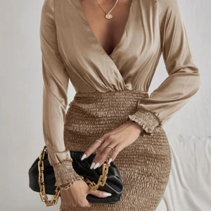 Klänning  - Klänning köpt på SHEIN stl.S   Rätt så kort men bra i storleken 