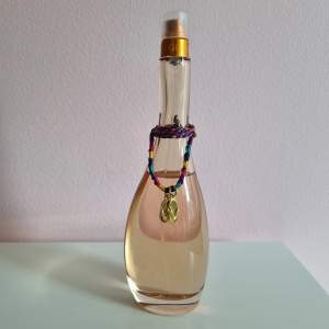 Säljer denna flaska Miami Glow av Jennifer Lopez då den inte kommer till användning. 100 ml från början, se bild för återstående mängd! :) Den har en skada på toppen (se bild) men det påverkar inte parfymen och den kan sprejas som vanligt!