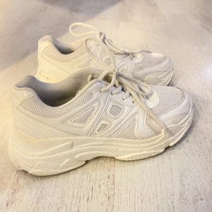 Vita gympaskor/sneakers - knappt använda sneakers från depece som funkar bra som gympaskor också, är i helt nyskick. Skolåda finns inte kvar. Pris går att diskuteras🫶🏼💗💗
