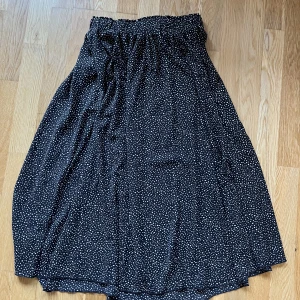 Kjol - Svartvit kjol i storlek M från Shein. Aldrig använd.