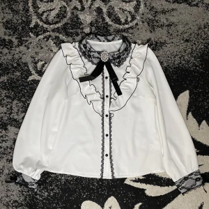 Dear my love blus  - Blus från det japanska märket Dear My Love! Nyskick, säljs då blusen ej används! Är i deras strl M, rekommenderar till en XS - S.