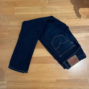 Mörkblåa Levis jeans - Ett par schyssta mörkblåa Levis 512 jeans. Storlek W29 och L30