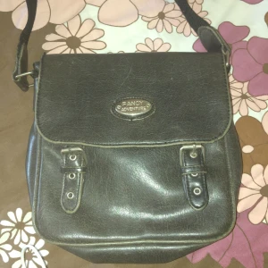 axelremsväska  - fancy adventure 🔥väldigt bra väska, säljer då jag har en liknande :) har magnetknapp där framme