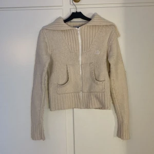 Stickad tröja - Säljer denna gulliga stickade tröjan från Henri Lloyd✨