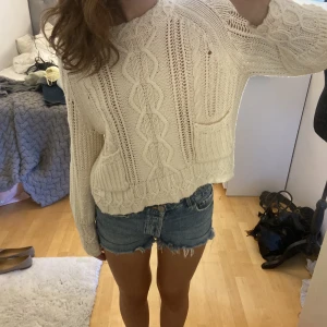 Stickad Odd Molly tröja - Säljer denna skitsöta stickade tröjan från Odd Molly! Köpt från en sample sale i vintras därav finns denna tröja inte att köpa någon annanstans!💞 Buda gärna! 