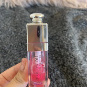 Dior lip glow oil - Läpp oil ifårn dior. Ungefär 40% kvar! Nypris 470kr mitt pris 150kr Färg:001 pink💘