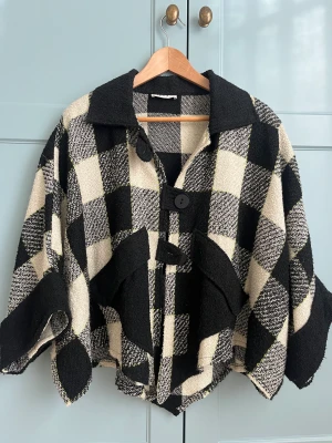 Mönstrad jacka - Cool ”stickad” kofta/jacka i en oversize modell och trekvartsärm.  Så bra till hösten🍁🔥passar nog de flesta för att den är oversized. 