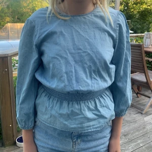 Tunika/ blus - Den är i mått 140 9-10 år. Det är en blus/tunika. Den är från Lindex. Och är i väldigt bra skick!