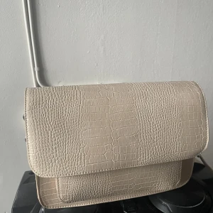 Väska  - Väska säljes knappt använd 