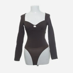 urringad body brun, bershka - brun urringad body från bershka. Knappt använd och i bra skick. Knapparna fungerar som de ska. Svarar snabbt vid frågor💕