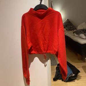 Röd croppd hoodie med resår i midjan. Stl S, passar även mig med XS men gillar inte croppat längre.