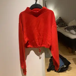 Röd croppd hoodie med resår i midjan. Stl S, passar även mig med XS men gillar inte croppat längre.