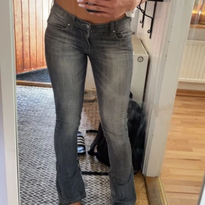 snygga lågmidjade jeans - snygga gråa lågmidjade jeans! har sytt ut dem längst ner vid foten för att göra dem mer bootcut💗