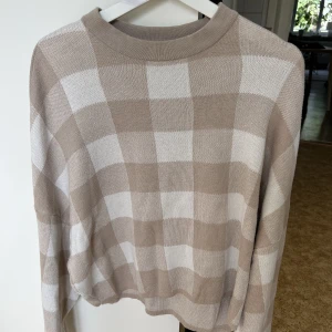 Stickad tröja - Stickad tröja från Gina tricot i storlek M. Endast använd en gång så i nyskick!
